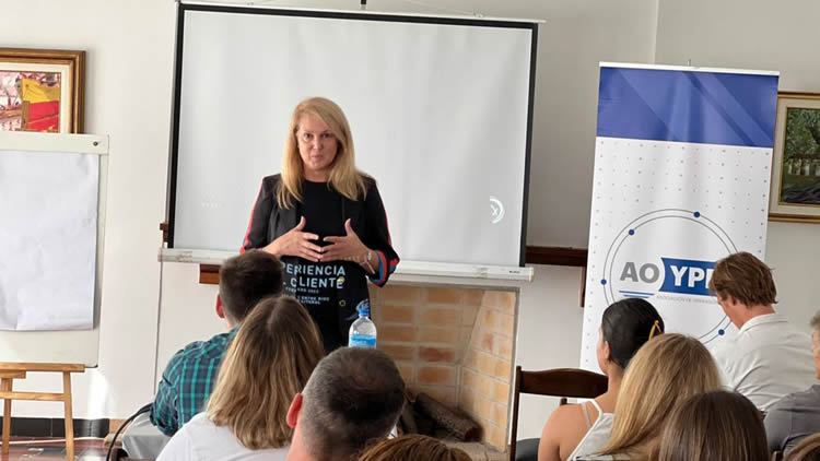 Operadores de YPF profundizaron su conocimiento sobre la experiencia del cliente