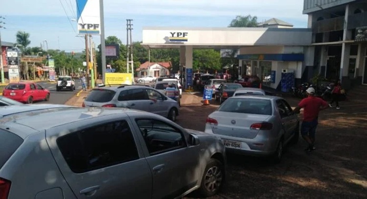 La odisea de cargar nafta en Misiones: Cinco horas de fila para llenar el tanque