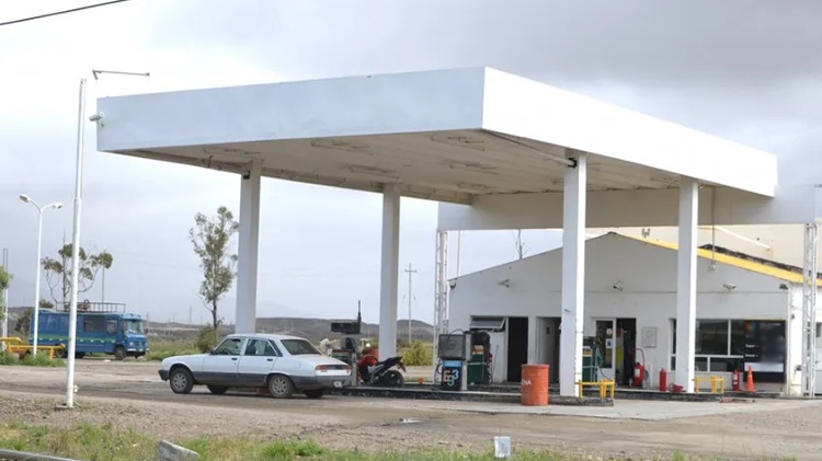 Estaciones blancas obligadas a adquirir combustibles entre 2 y 5 pesos por encima del precio de cartel de las de bandera