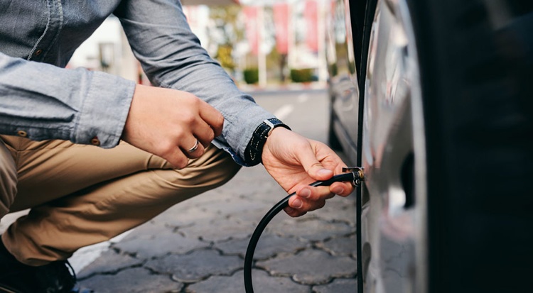 Inquietud de los estacioneros por una ley que obliga a cargar aire a los neumáticos sin costo