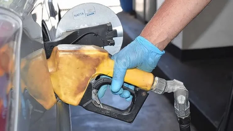 Guerra contra la inflación: Especialistas cuestionan un proyecto que propone desgravar de IVA y Ganancias los impuestos a los combustibles