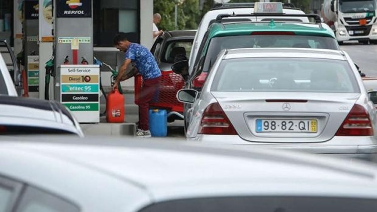 Costumbres argentinas: Portugueses y franceses cruzan a España para cargar nafta