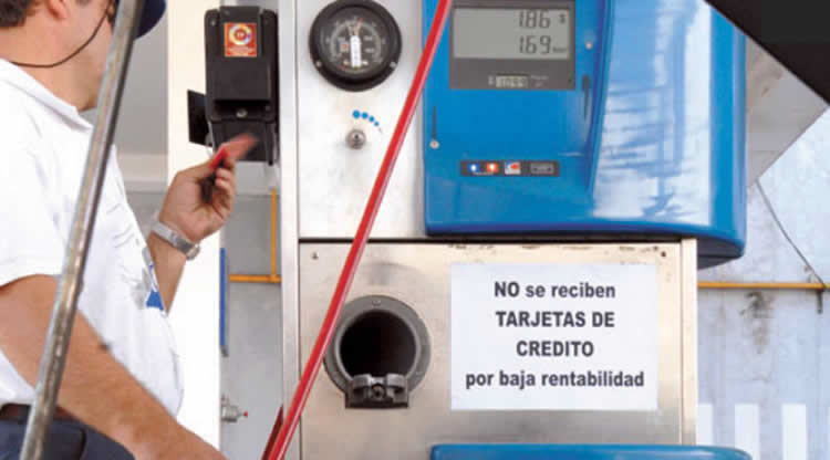 Por la falta de combustible comienzan a restringir las ventas con tarjetas de crédito en las Estaciones de Servicio