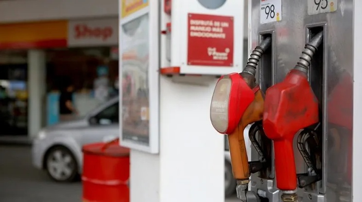 Se postergaría nuevamente la actualización de los impuestos a los combustibles