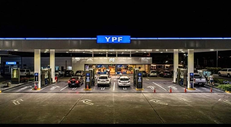 El aumento de los precios de los combustibles y cambios en la estrategia comercial contribuyeron a la mejora económica de YPF
