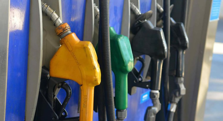 Se confirmó la postergación de la suba de los impuestos a los combustibles