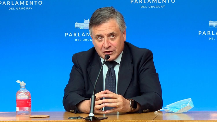 UTE y ANCAP se desmarcan de deudas por casi 40 millones de dólares por Regasificadora jamás construida