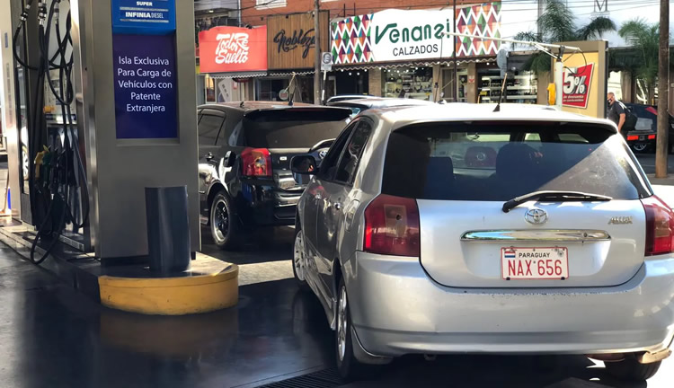 Autos y camiones con patente extranjera sólo podrán cargar Infinia Diesel a un precio de 240 $/litro