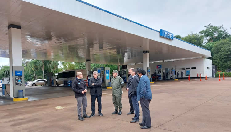 El presidente de YPF estuvo presente en los operativos que realiza Gendarmería para evitar el contrabando de combustible