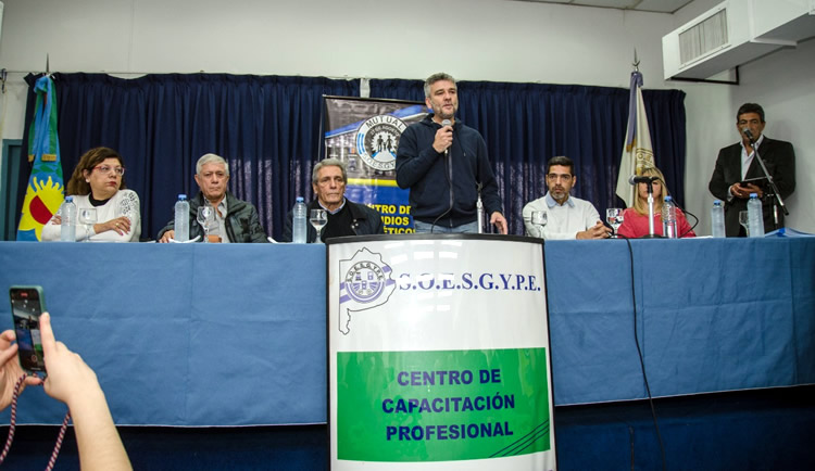 Estaciones de Servicio suscribieron un acuerdo para incorporar trabajadores con apoyo del Estado