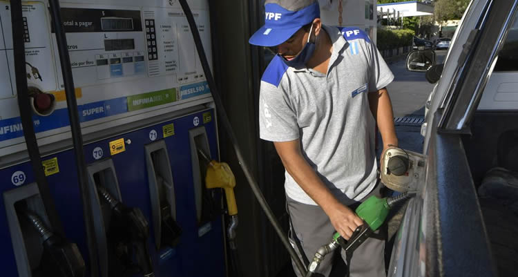 Los vaivenes de la economía orientan el consumo hacia la nafta de menor precio