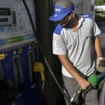 El Gobierno volvió a prorrogar la actualización de los impuestos a los combustibles