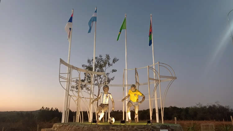 Una escultura de Diego y Pelé, la atracción de una nueva Estación de Servicio YPF del Futuro