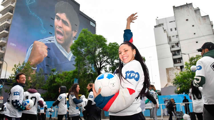Con el auspicio de YPF se inauguró el mural más grande del mundo en homenaje a Diego Maradona