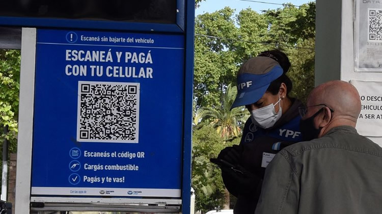 Prohíben los carteles de pago con QR en las islas de carga de combustibles