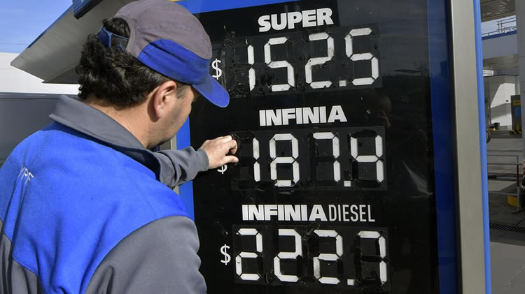 El precio de los combustibles en el surtidor alcanzó la paridad con el crudo local