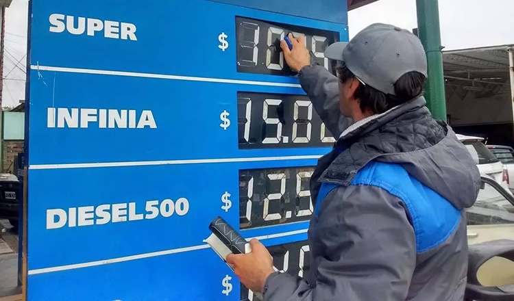 Los combustibles deberían aumentar entre 11 y 18 por ciento a partir del 1° de enero por la actualización de los impuestos