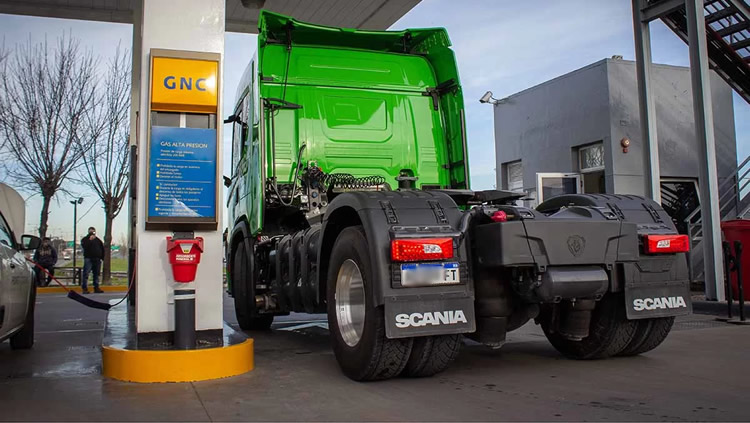 YPF acompañará los planes de inversión de sus operadores en el negocio del GNC para camiones y buses