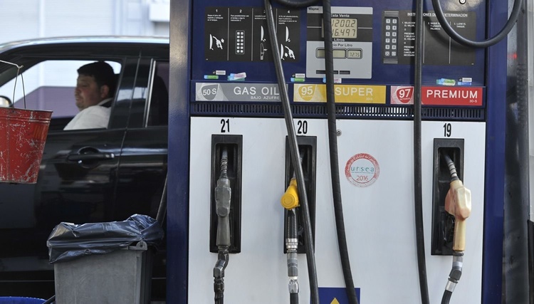 Uruguay: Si el Gobierno fijara hoy el costo del litro de Nafta Súper 95 para enero, ésta debería bajar mínimo 5 pesos