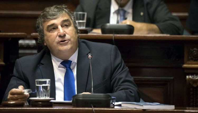 Uruguay: El Senado recibirá a estacioneros perjudicados por aumento de arancel de tarjetas internacionales