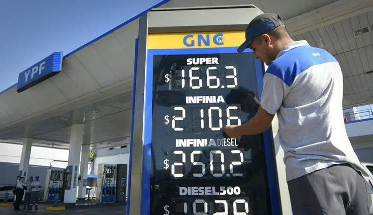 Tras los aumentos, empleados de Estaciones de Servicio salen a controlar los precios de los combustibles