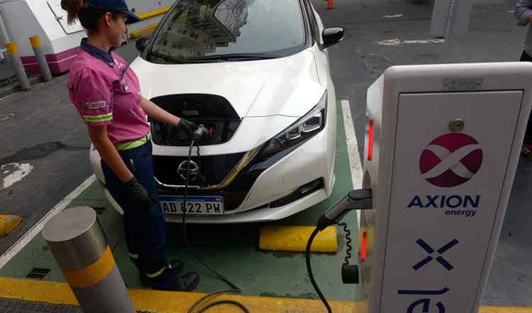 ¿Cómo avanzan las compañías petroleras en la movilidad eléctrica?