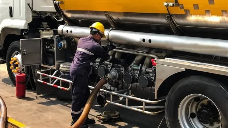 El suministro de combustibles a las Estaciones de Servicio continúa con cupos