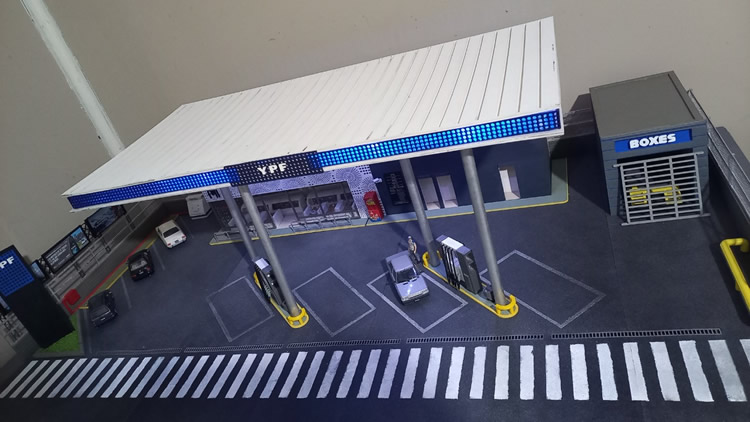 Es ingeniero, crea maquetas de Estaciones de Servicio y lo buscan hasta en Japón
