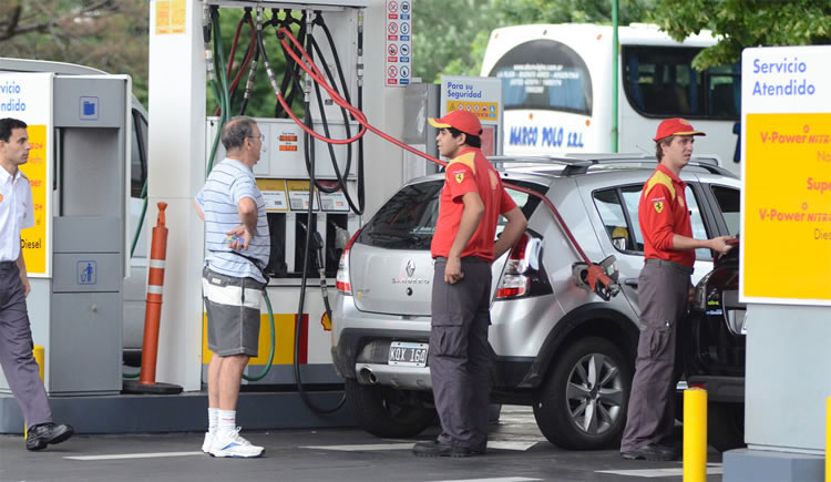 Estacioneros evalúan acordar salarios atados al aumento de los precios en el surtidor