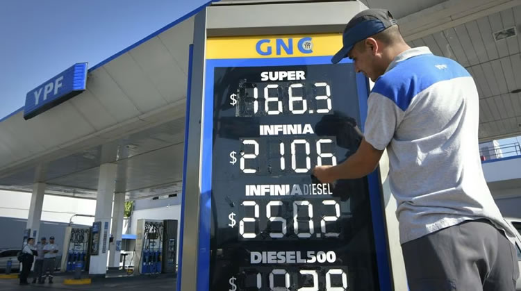 Alberto Fernández afirmó que “cuando aumenta la nafta suben los precios” y los estacioneros le salieron al cruce