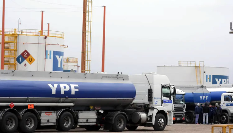 YPF ya utiliza el 40 por ciento del petróleo de Vaca Muerta para producir sus combustibles