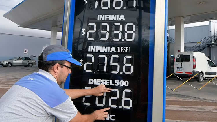 A pesar de los aumentos, el precio de la nafta se aleja cada vez más de las referencias internacionales