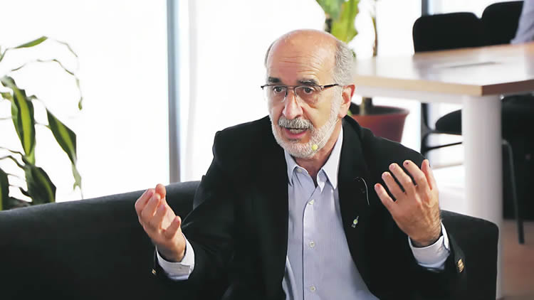 El gobierno trabaja con refinadoras y estacioneros para anticipar despegues extraordinarios de la demanda de combustibles