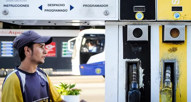 De mantenerse la tendencia al alza, la nafta Súper 95 en Uruguay volvería en mayo a los 75 pesos el litro