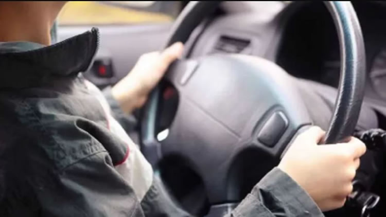 Polémica por un niño que cargó combustible en una Estación de Servicio