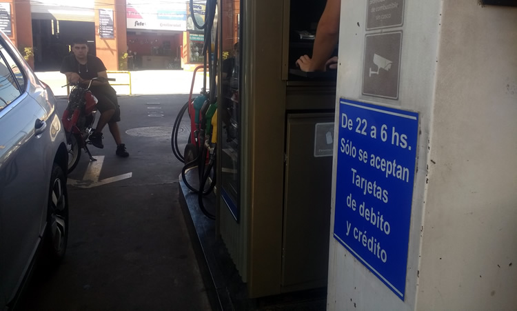 Quieren impulsar medidas integrales para desincentivar el uso del efectivo en las Estaciones de Servicio