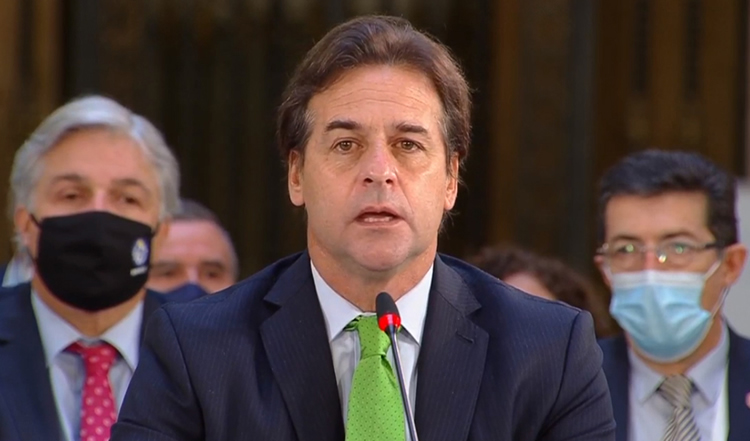 Según el presidente Lacalle, los precios de los combustibles se mantendrían durante el mes de julio