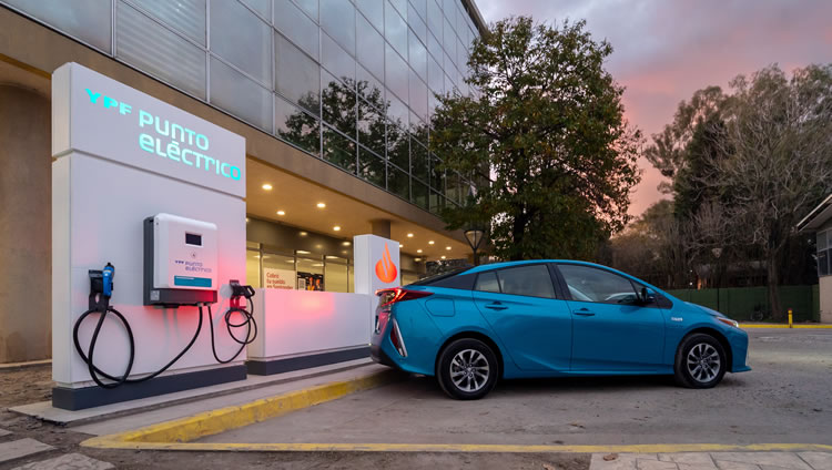 YPF instaló su primer punto de carga eléctrica rápida de vehículos fuera de la red de Estaciones de Servicio