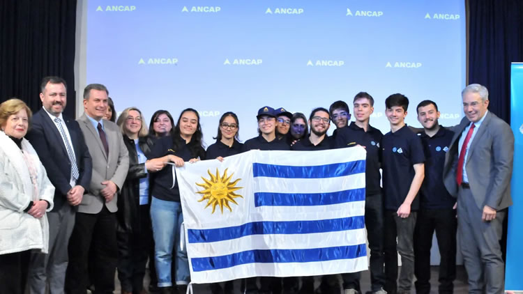 ANCAP despidió a grupo de estudiantes del liceo 4 de Maldonado que viajan a un certamen de la NASA