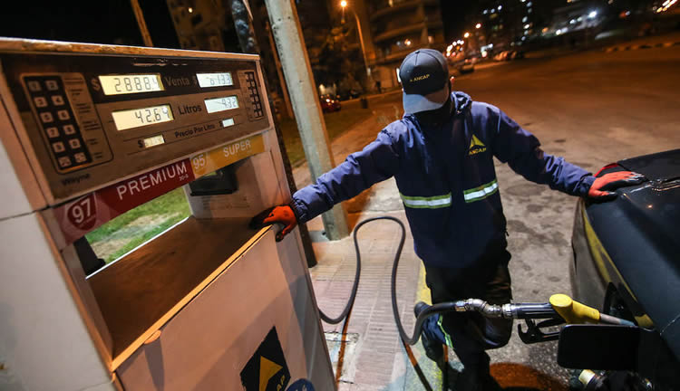 Barril a casi 90 dólares y parada de refinería La Teja empujan los precios de los combustibles al alza para setiembre