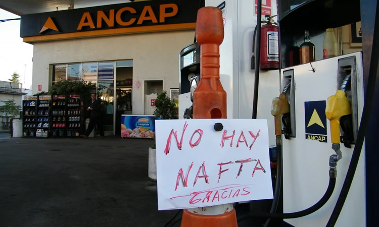 Uruguay: Fracasaron las gestiones y los transportistas de combustible continúan de paro