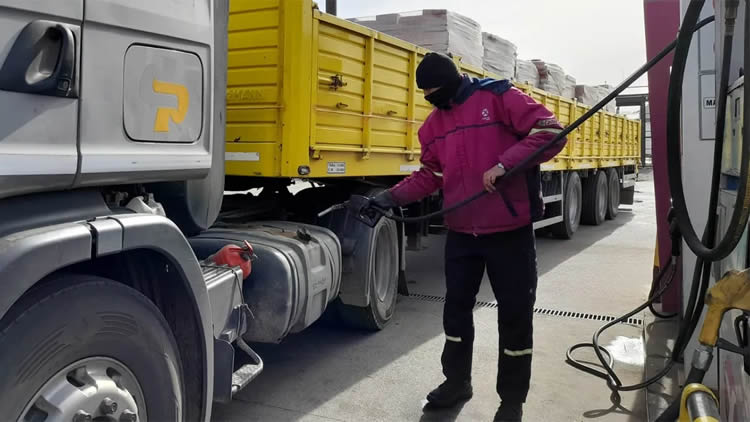 Por la escasez, extienden a más regiones del país la comercialización de un combustible