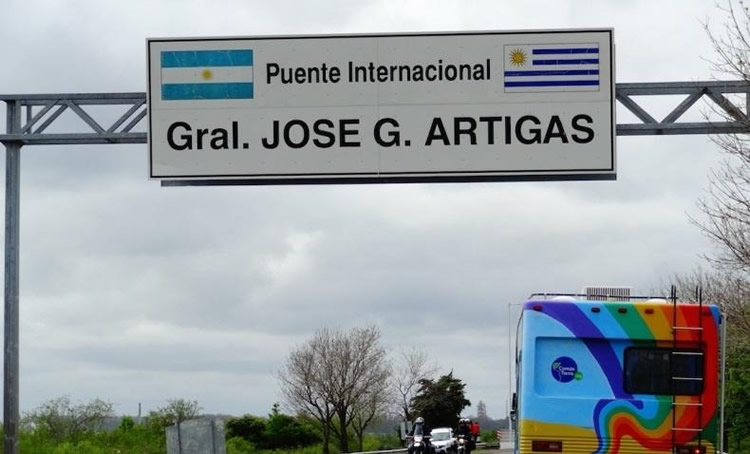 Alza del precio del combustible en Argentina achicó la brecha con ciudades del litoral uruguayo