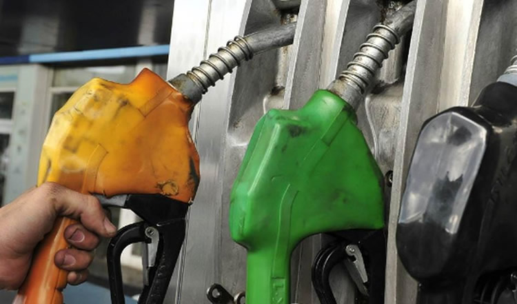 Uruguay: Bajan los precios de los combustibles acompañando la caída abrupta del petróleo en el mundo