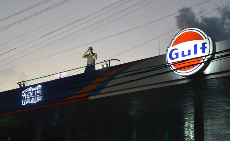 Sorprenden con un show sin precedentes en el techo de una Estación de Servicio Gulf