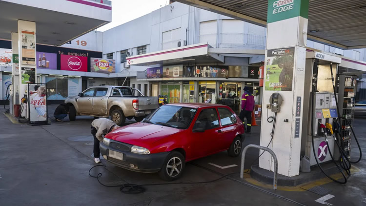 La venta en alza de automóviles 0 km. se reflejó en el crecimiento de los combustibles despachados en 2023