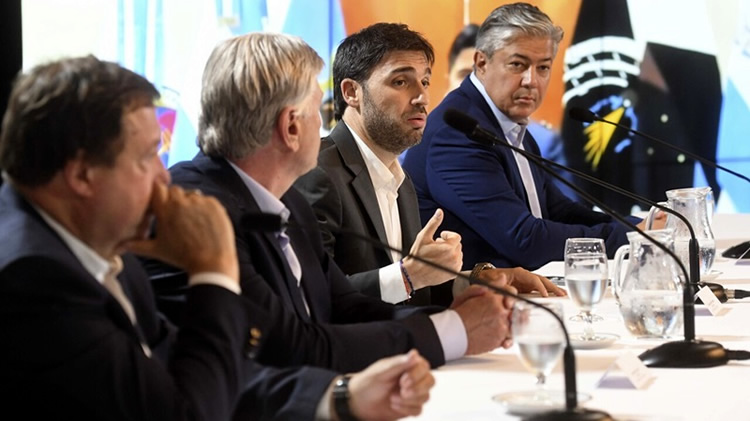 El gobernador de Chubut aseguró el abastecimiento y transmitió tranquilidad a los estacioneros