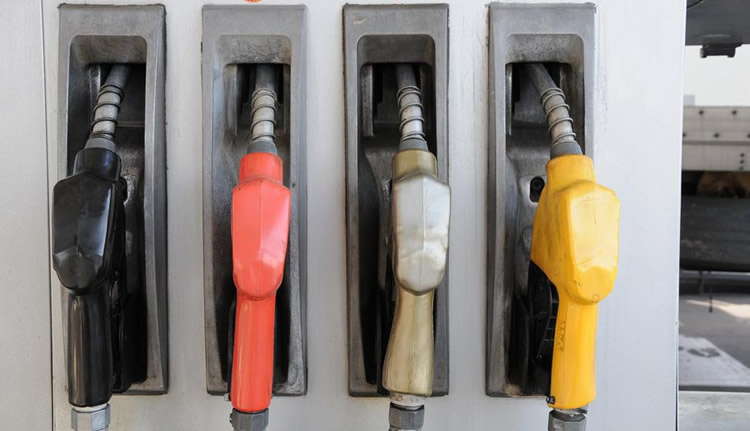 Suba del barril de petróleo en la segunda quincena de febrero empujó al alza el precio de los combustibles