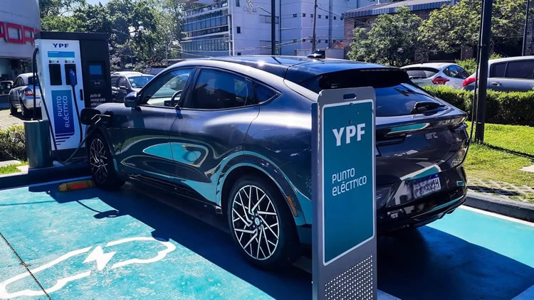 Estaciones de Servicio suman cargadores para autos eléctricos: Ya se puede unir Buenos Aires, Rosario y Córdoba