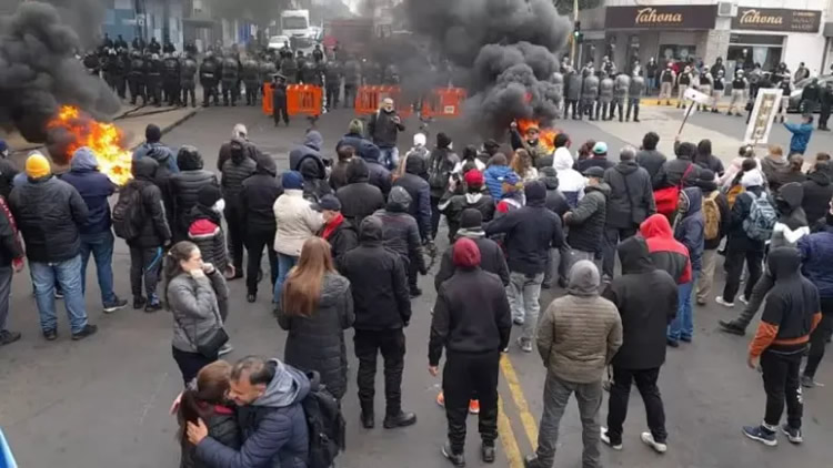 La protesta social y el alejamiento de consumidores de países limítrofes derrumbaron el consumo de combustibles en Misiones